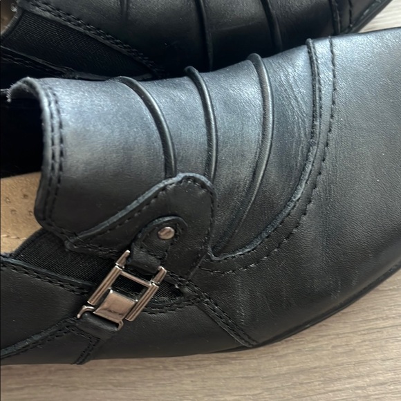 Earth Origins Black shoes with Buckle Detail and thick Herz - Picture 6 of 10